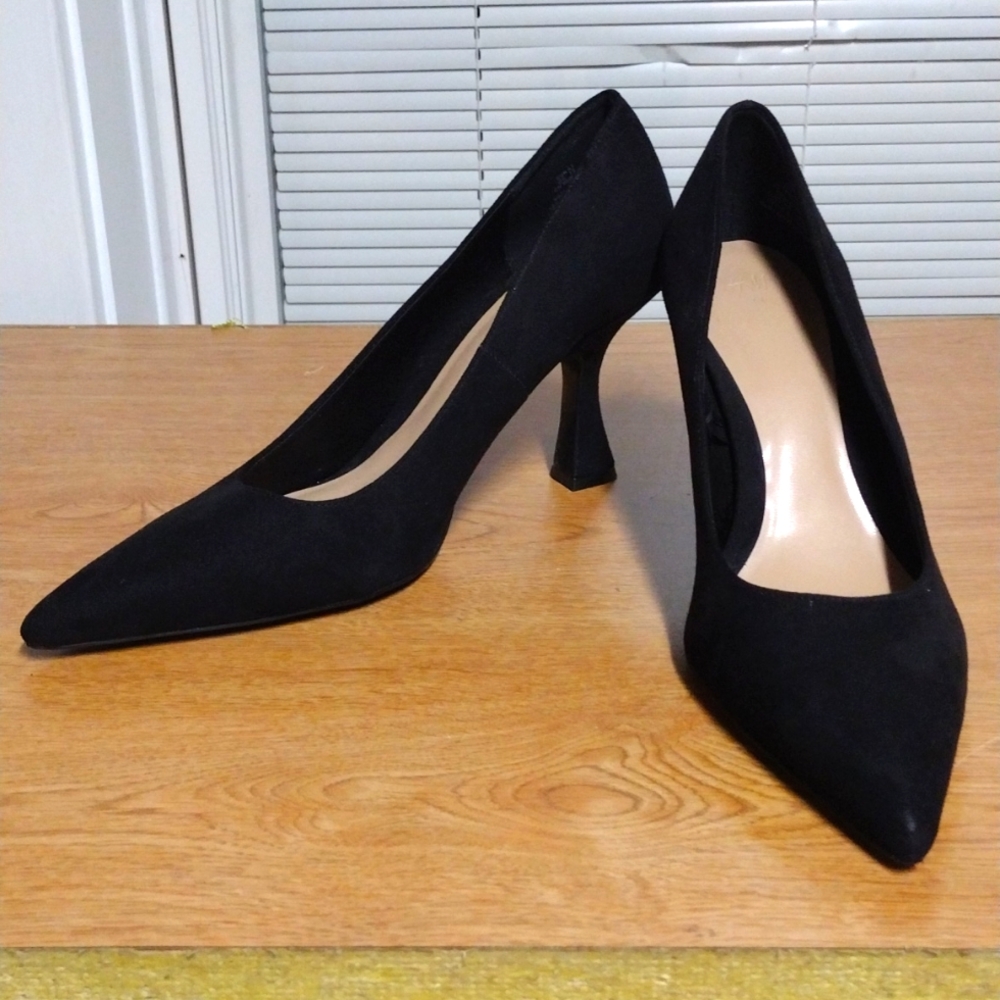 Pointed toe pump heels